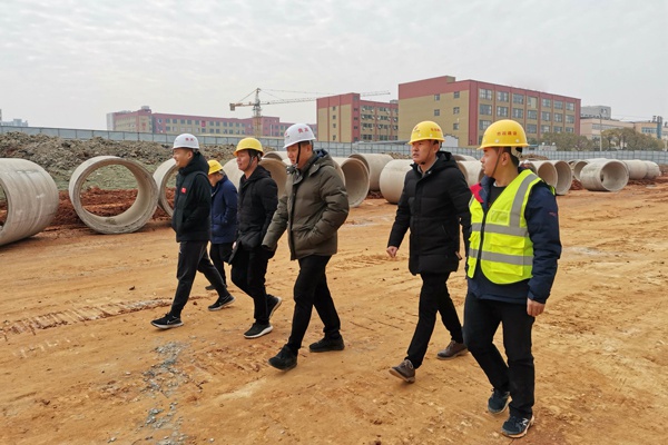 南昌市政建設(shè)黨委書記徐旭廣州路東延市政工程項目指導工作600400P1.jpg