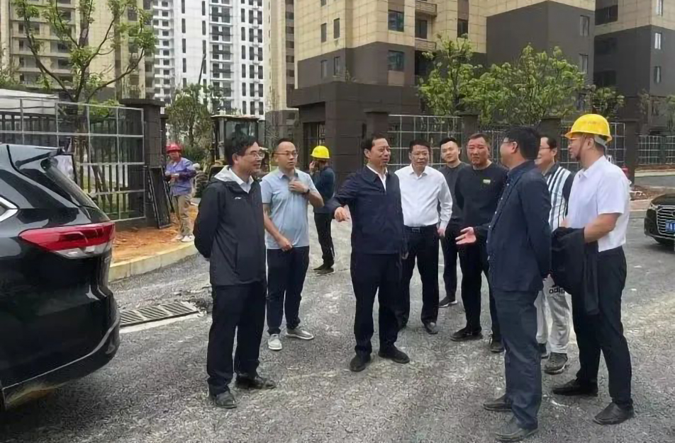 萬(wàn)義輝到秦坊安置房、杭州路項(xiàng)目調(diào)研