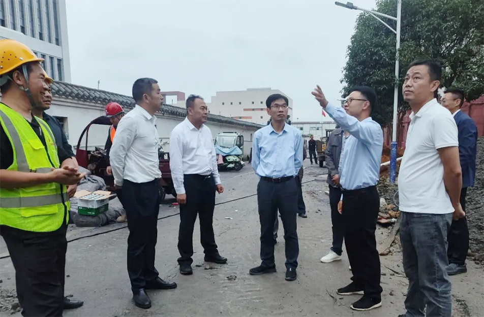 南昌市委辦公室正縣級(jí)督查專(zhuān)員賴(lài)?yán)^紅到新建區(qū)老舊小區(qū)改造項(xiàng)目調(diào)研